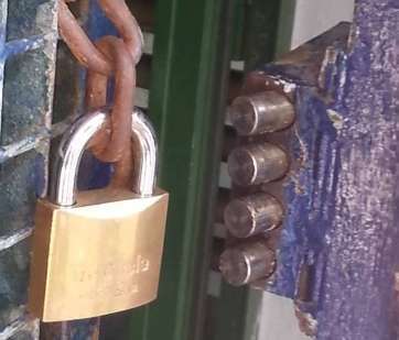 La puerta del local fue forzada (Foto TA)