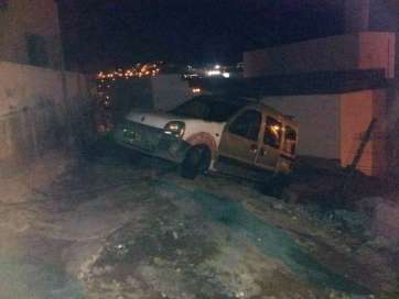 Estado en el que quedó el coche tras salirse de la vía en Jinámar (Foto TA)