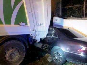 El camión impactó contra el vehículo (Foto TA)