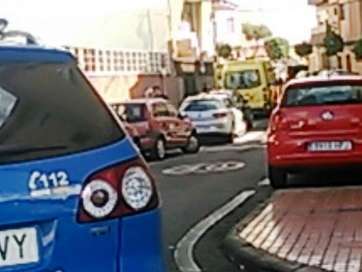 Policía Local y amubulancia, en la calle donde tuvo lugar el atropello (Foto TA)