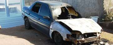 Uno de los vehículos  calcinados este miércoles en Telde (Foto RTVC)