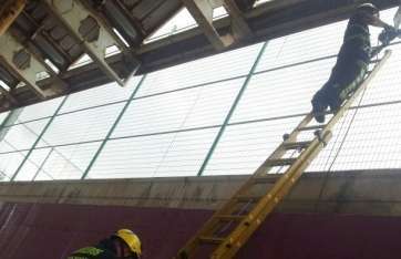 Bomberos durante la actuación en la estación de guaguas (Foto TA)