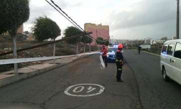 Efectivos de la Policía Local, Protección Civil y personal del servicio de Alumbrado actuaron en el incidente (Foto TA)