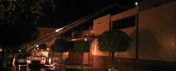 Los bomberos interviniero de madrugada para retirar las planchas sueltas del Polideportivo Paco Artiles (Foto TA)