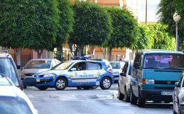 Uno de los vehículos de la Policía Local abandona la zona después de intervenir (Foto TA)