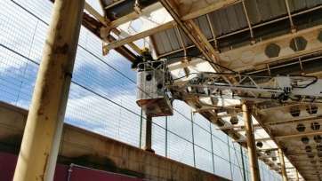 Momento de la intervención de los bomberos, este lunes en la Estación de Guaguas (Foto TA)