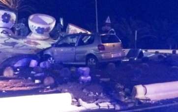 El vehículo siniestrado dentro de la rotonda (Foto TA)