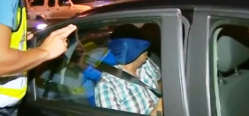 El marido de la cabecilla, en el momento de ser detenido por la Policía (Foto captada por TA de RTVC)