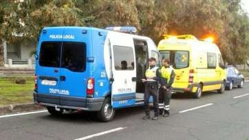 Agentes de la Policía y ambulancia tras el atropello en las Ramblas de Jinámar este miércoles (Foto TA)