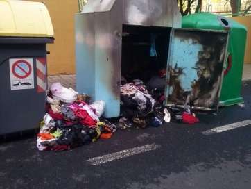 Estado en el que ha quedado el contenedor quemado (Foto TA)