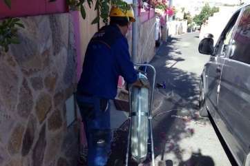 Un operario instalando los cables, esta mañana (Foto TA)