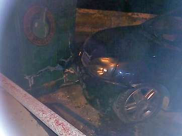 El vehículo impactó contra un contenedore (Foto TA)