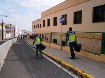 La Policía Cientifica en el Colegio de La Herradura el pasado mes de octubre (Foto TA)