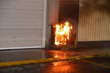 Imagen de la caja de registro afectada por llamas (Foto Antonio Alí)