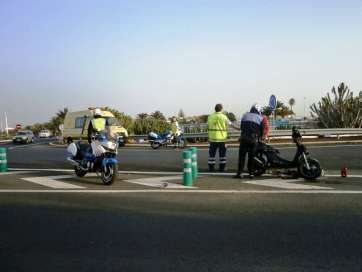 El motorista accidentado momentos después del impacto (Foto TA)