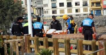 Los servicios de emergencia traslada el cuerpo ya sin vida de la mujer (Foto TA)