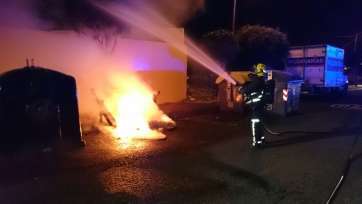 Momento de la intervención de los bomberos (Foto TA)