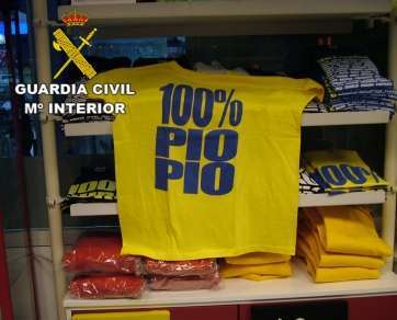 Ropa intervenida por la Guardia Civil (Foto TA)