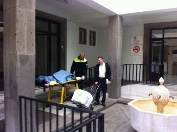 Gonzalo Cáceres mientras es llevado en camilla al Centro de Salud de San Juan (Foto TA)