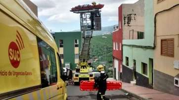 Momento de la evacuación de la joven (Foto TA)