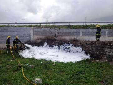 Momento de la intervención de los bomberos (Foto TA)