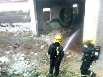 Los bomberos intervienen en Playa del Hombre (Foto TA)