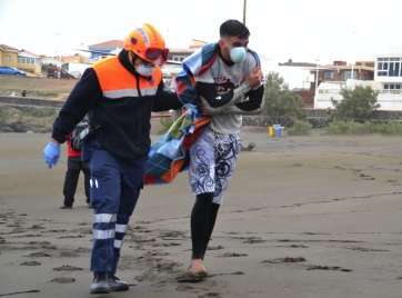 Uno de las personas que viajaban en la patera (Foto TA)