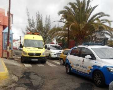 La ambulancia del SUC y uno de los vehículos de la Policía Local desplazados al lugar del suceso (Foto TA)