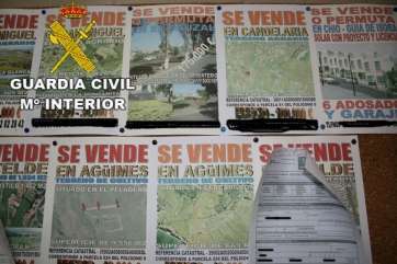 Carteles que utilizaban los detenidos para vender propiedades (Foto TA)