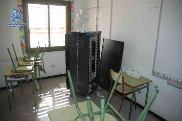 Destrozos en uno de los colegios robados (Foto TA)