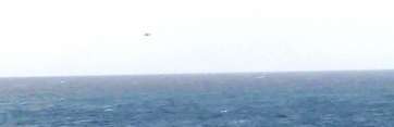 El helicóptero del SAR sobrevolando esta tarde la costa de Melenara y Taliarte (Foto TA)