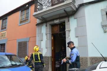 Intervención de bomberos y policías en la vivienda de San Juan (Foto TA)