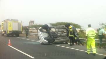 Imagen del vuelco de un vehículo en la GC-1 (Foto TA)