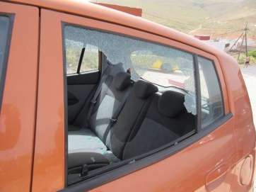 Estado en el que ha quedado uno de los cristales del coche robado (Foto TA)