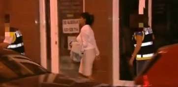 La principal implicada en la estafa millonaria, en el momento de ser detenida por la Policía (Foto captada por TA de RTVC)