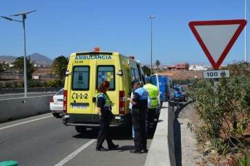 Servicios de emergencia en el lugar del accidente, este lunes (Foto TA)