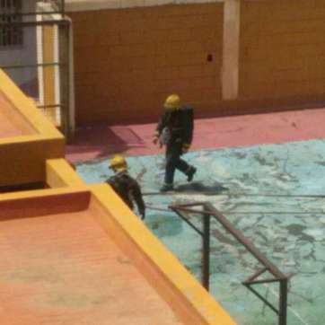 Imagen de los bomberos sofocando las llamas en la cancha deportiva de Melenara (Foto TA)