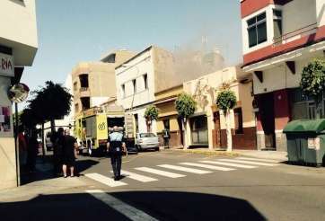 Los bomberos y Policía Local intervienen en la calle Doctor Melián (Foto TA)