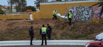 Momento en que el cadáver es trasladado al furgón (Foto TA)