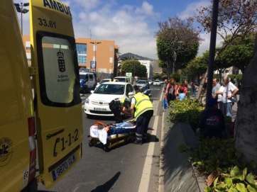 El accidentado es atendido por personal del SUC (Foto TA)
