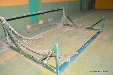 Imagen de la portería que cayó encima del joven esta noche en El Caracol (Foto Antonio Alí)