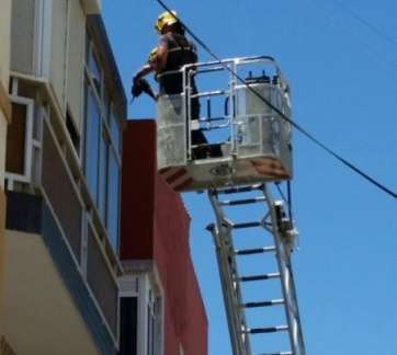 Momento de la actuación de los bomberos (Foto TA)