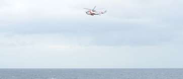 El helicóptero Helimer 208 de Salvamento Marítimo, sobrevolando este mediodía la costa de Jinámar (Foto TA)