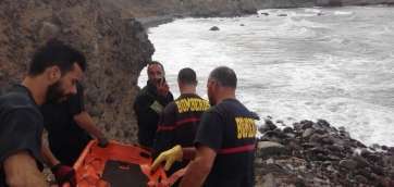 Los bomberos de Las Palmas de G.C. descendiendo hasta la zona del hallazgo para recuperar el cuerpo (Foto TA)