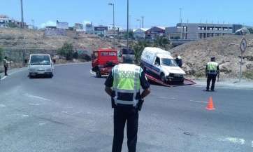 Momento en el que retiran uno de los vehículos implicados en el accidente (Foto twitter de la Policía Local de Telde)