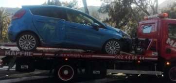 El vehículo siniestro es retirado por una grúa (Foto TA)