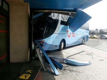 El autocar, empotrado en la terminal Sur de Gando (Foto TA)