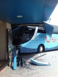 Imagen del accidente de la guagua en la terminal de salidas del Aeropuerto de Gran Canaria (Foto TA)