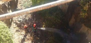 Efectivos de Protección Civil de Telde, sofocando las llamas en Hoya Manrique (Foto TA)