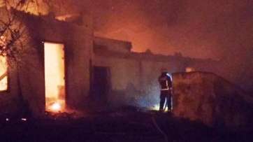 Extinción del incendio en la vivienda abandonada de Tara (Foto TA)